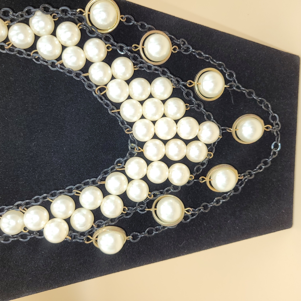 Elegant Pearl Necklace with Black Chain - Picture 2 of 4